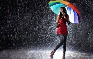 z-wallpaper-rain-woman-umbrella-weather