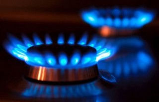 Erdgas Flammen mit Spiegelung